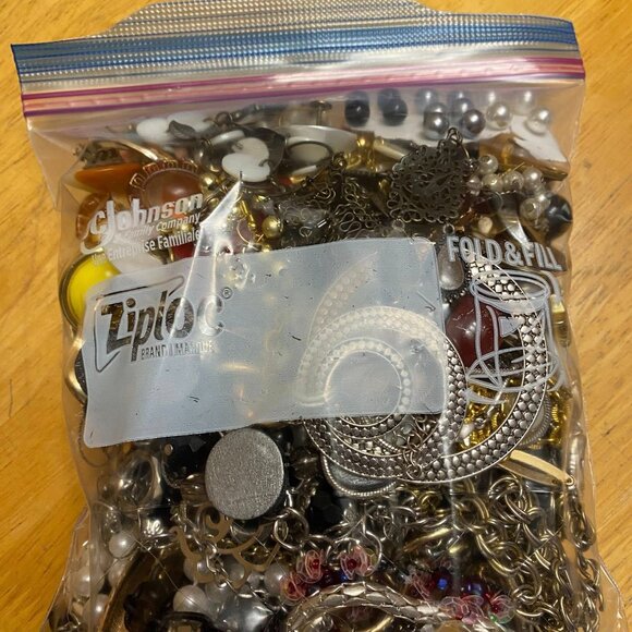 Mystery Lot of Wearable Costume Jewellery 1.9 lbs - Picture 2 of 2